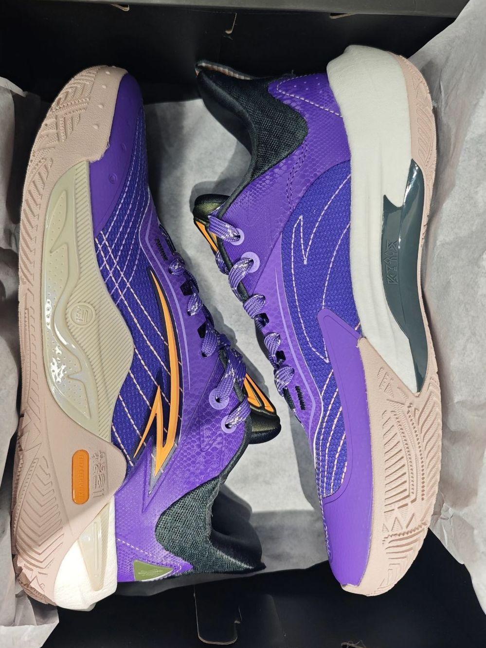 欧文先驱一代双11价格崩了!脚感高度类似hyperdunk17,脚感弹>软。